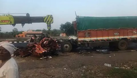 भीषण अपघातात पाच जणांसह 190 मेंढ्या ठार  