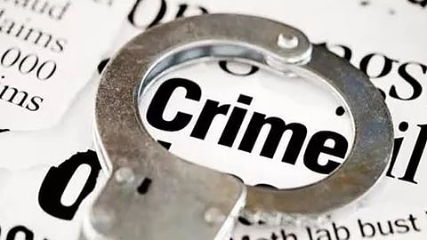 आयटी छाप्याचे कारण सांगून सव्वादोन कोटींचा गंडा; दाम्पत्याविरोधात गुन्हा, पतीला बेड्या, पत्नी फरार