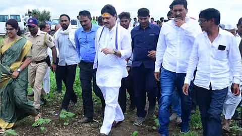 "पिकं तुडवू नका रे..." कृषीमंत्री धनंजय मुंडे थेट शेतकऱ्यांच्या बांधावर 