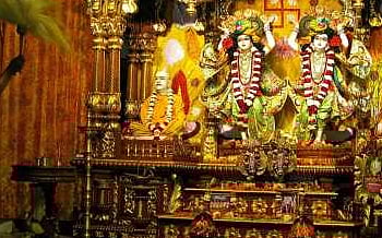 मुंबईत गुरुपौर्णिमेला मंदिरांमध्ये भाविकांची दर्शनाला रीघ