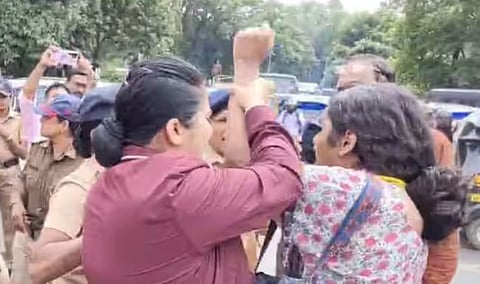 ठाकरेंवरील टीका नितेश राणेंना भोवनार? 'त्या' विधानावरुन तृतीयपंथी आक्रमक, रास्तारोको करत गुन्हा दाखल करण्याची मागणी