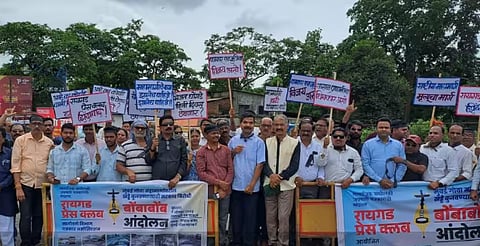 मुंबई-गोवा महामार्गासाठी पत्रकार रस्त्यावर ; शासनाचं लक्ष वेधून घेण्यासाठी केलं बोंबाबोंब आंदोलन