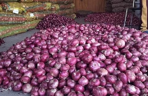 नाशिकमध्ये कांद्याची कोट्यावधींची उलाढाल ठप्प ; बाजार समित्यांमध्ये शुकशुकाट 