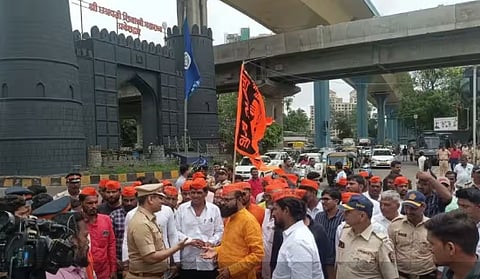 मराठा समाज पुन्हा आक्रमक ; विविध मागण्यांसाठी मुंबईच्या आझाद मैदानावर धरणे आंदोलन 