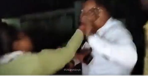 ...आणि महिलेने भाजप नेत्याच्या कानशिलात लगावली, व्हिडिओ व्हायरल... 

