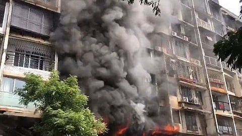 कांदिवलीतील निवासी इमरातील भीषण आग ; पाच जण जखमी