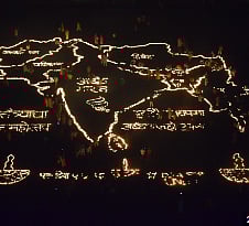 ११ लाख ११ हजार मातीच्या दिव्यांनी साकारली अखंड भारतमाता ;वर्ल्ड रेकॉर्ड्स बुक ऑफ इंडियामध्ये नोंद