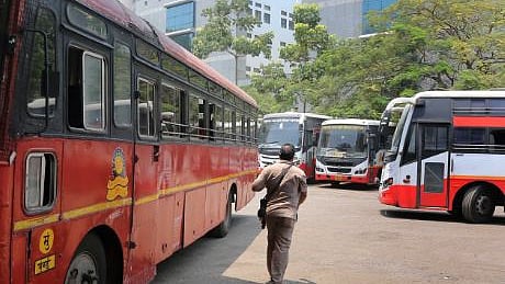 एसटी कर्मचाऱ्यांचा १२ ऑक्टोबरला मशाल मोर्चा; प्रलंबित मागण्यांसाठी १३ ऑक्टोबरपासून बेमुदत ठिय्या आंदोलन