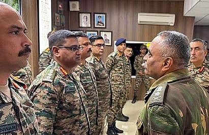 लष्करप्रमुख जवानांच्या भेटीसाठी पूंछमध्ये !