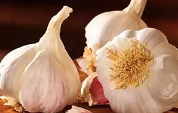 लसूण ४०० रुपये किलो