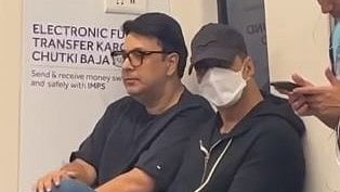 Video : मुंबई मेट्रोमधून केला अक्षयने प्रवास, बघूनही नाही ओळखू शकले चाहते!