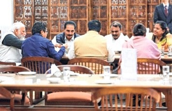 खासदारांसोबत पंतप्रधानांच्या ‘भोजनगप्पा’