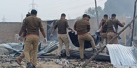 उत्तर प्रदेशात फटाक्यांच्या कारखान्यातील स्फोटात ४ ठार