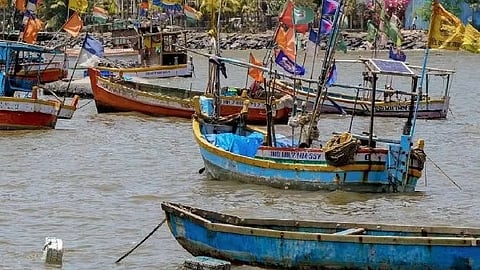 वादळामुळे ४०० मच्छीमार आगरदांडाच्या आश्रयाला; मत्स्य व्यवसाय विभागाचे सहाय्यक आयुक्तांची बंदरास भेट