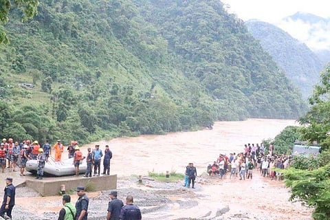 नेपाळमध्ये भूस्खलनानंतर दोन बस नदीत वाहून गेल्या; ६५ जण बेपत्ता, ७ भारतीयांचा समावेश