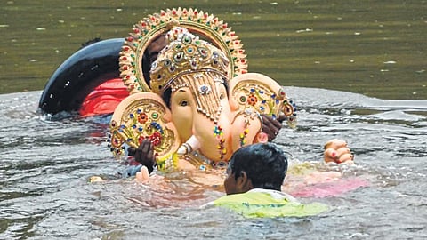 उंच पीओपी मूर्तींचे नैसर्गिक जलस्त्रोतात विसर्जन नको! परवानगी न देण्यासाठी हायकोर्टाला साकडे 