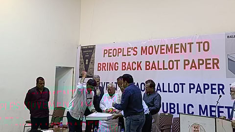 ईव्हीएम मशीन फोडत निषेध