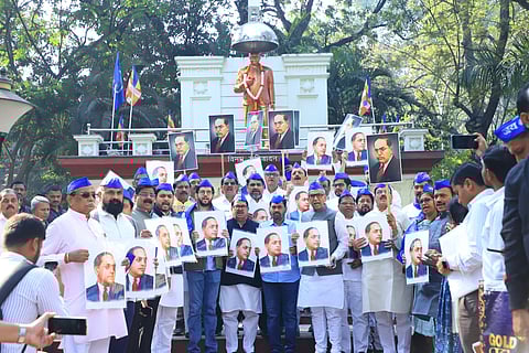 बाबासाहेबांच्या अवमानप्रकरणी महाविकास आघाडी आक्रमक; संविधान चौक ते विधिमंडळाच्या पायऱ्यांवर जोरदार आंदोलन