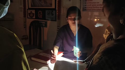 शासकीय जिल्हा रुग्णालयात मेणबत्तीच्या प्रकाशात रुग्णांवर उपचार; वारंवार वीज गायब, प्रशासनाच्या कार्यक्षमतेवर गंभीर प्रश्नचिन्ह