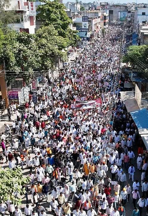 बीडमध्ये सर्वपक्षीय आक्रोश; धनंजय मुंडे राजीनामा द्या, वाल्मिक कराडला अटक करण्याची मागणी