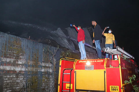 जळगावात आगडोंब; चटई तयार करणाऱ्या कंपनीला भीषण आग 