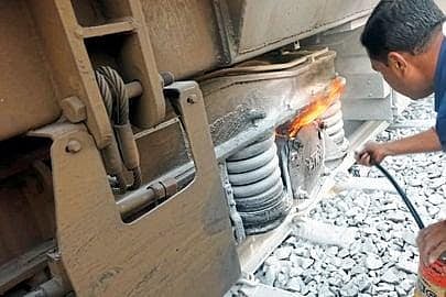 पॅसेंजर रेल्वेच्या इंजिनजवळील बॉक्सला आग; गाडीतील ३०० हून अधिक प्रवासी सुखरूप