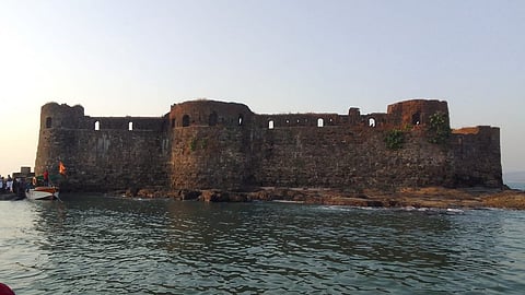 पद्मदुर्ग किल्ल्यावर जेट्टीची आवश्यकता; जेट्टीअभावी महिला, ज्येष्ठ नागरिक घेतात छोट्या बोटीची मदत
