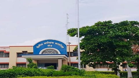 बीडमध्ये खंडणीसाठी महिला सरपंचाला जीवे मारण्याची धमकी