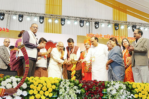 विश्व मराठी संमेलन परदेशात घेऊन मराठीचा डंका वाजवू; मुख्यमंत्री देवेंद्र फडणवीस यांना विश्वास