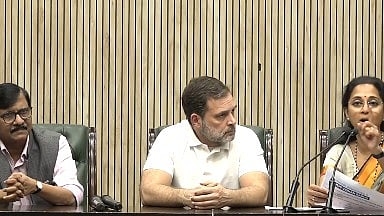 महाराष्ट्र विधानसभा निवडणुकीत घोळ; राहुल गांधी, सुप्रिया, राऊत यांचा आरोप, छायाचित्रे, नावांसह यादी देण्याची मागणी