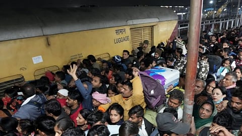 शनिवारी (दि.१५) रात्री नवी दिल्ली रेल्वे स्थानकावर चेंगराचेंगरी