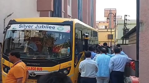 नेपाळी विद्यार्थ्यांनी आत्महत्येच्या घटनेच्या निषेधार्थ आंदोलन केल्यानंतर त्यांना युनिव्हर्सिटीच्या बसमधून कटक रेल्वे स्थानकावर नेले जात असताना. (स्क्रीनशॉट) 