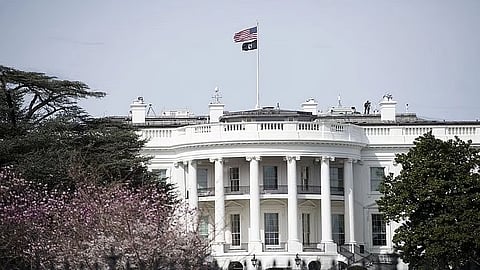 Video : व्हाइट हाऊसने केला स्थलांतरितांचा व्हिडिओ पोस्ट; लोकांना साखळ्यांनी बांधून विमानात बसवले