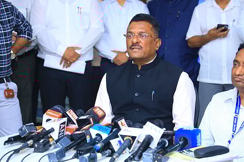 हिंदी ही मुंबईची बोली भाषा; सरनाईक यांच्या विधानावर चौफेर टीका 