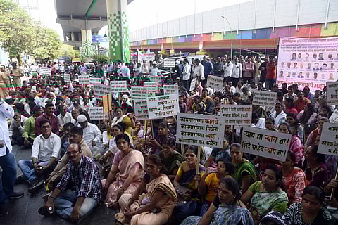 सुपरमॅक्स कामगार मासिक वेतनापासून वंचित; उपमुख्यमंत्री एकनाथ शिंदेंच्या घरासमोर ठिय्या, १ हजार ८०० कामगार दोन वर्षांपासून वेतनाविना 