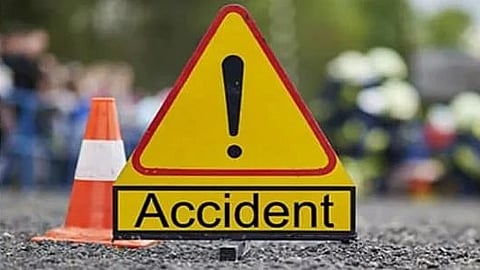 समृद्धीवर क्रूझरचा टायर फुटला; दोन ठार, १३ जखमी