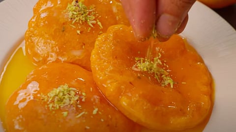 Holi 2025 : बर्फी, लाडूसह घरीच झटपट बनवा 'या' मिठाई; होळी स्पेशल डिशची वाढेल लज्जत 