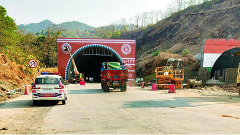 कशेडी घाटातील भुयारी मार्ग खुला; मुंबईकडील भुयारावर तिरंगा तर कोकणाकडे वारली चित्रकला