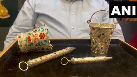 Holi : १ लाखाची चांदीची पिचकारी पाहिली का? उत्तर प्रदेशमध्ये आहे 'हा' खास ट्रेंड