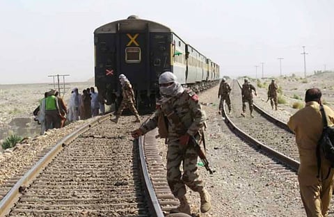 बलुचिस्तान ट्रेन अपहरण : २८ पाक सैनिक, ३० अतिरेकी ठार; चकमकीत काही ओलिसांचाही मृत्यू, ३४६ ओलिसांची सुटका करण्यात यश