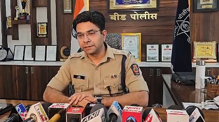 बीडमध्ये पोलिसांच्या टेबल, नेमप्लेटवरून आडनाव हटवणार; बीडच्या पोलीस अधीक्षकांचा निर्णय