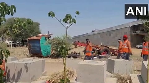 रेल्वे फाटक तोडून ट्रकची रेल्वे इंजिनाला धडक