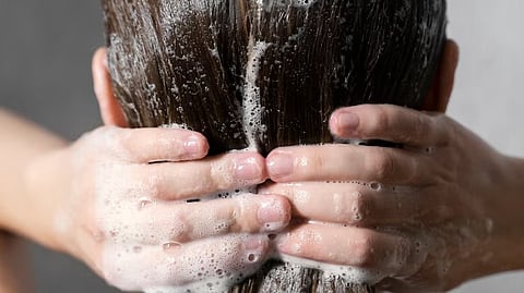 केस धुताना तुम्हीपण 'ही' चूक करता? केसांचे सौंदर्य खराब होण्यासाठी ठरू शकते कारणीभूत