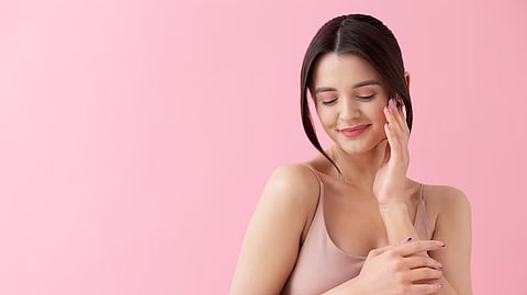 तांदळाच्या पाण्यात 'या' चार गोष्टी मिसळून लावा, त्वचा होईल मऊ आणि चमकदार