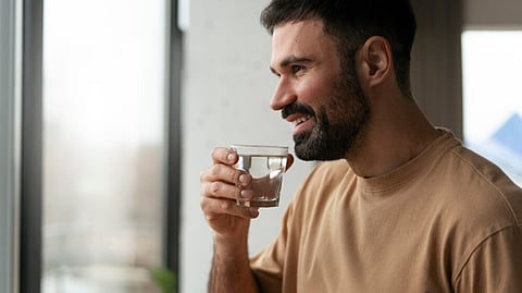 उन्हाळ्यात प्या गरम पाणी; शरीराला होणार 'हे' फायदे