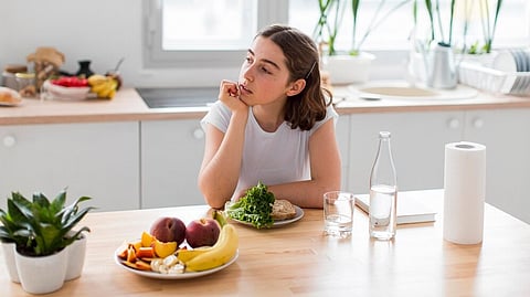 पोट, कंबर, मानेवरील चरबी वाढतेय? जेवणानंतरच्या 'या' 5 चुका कटाक्षाने टाळा कारण...