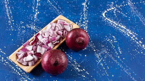 उन्हाळ्यात करा कच्च्या कांद्याचा आहारात समावेश; आरोग्यासाठी ठरेल फायदेशीर