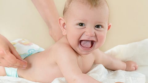 बाळाला मसाज करत आहात? जाणून घ्या काय काळजी घ्यावी, मालीशसाठी तेल कोणते वापरावे?