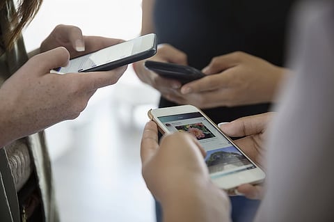 मला वेड लागले मोबाइलचे...भारतीयांनी १.१ लाख कोटी तास घालवले मोबाइलमध्ये