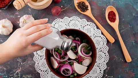 तुम्हालाही जेवणात जास्त मीठ खाण्याची सवय आहे? आरोग्यावर होऊ शकतात गंभीर परिणाम